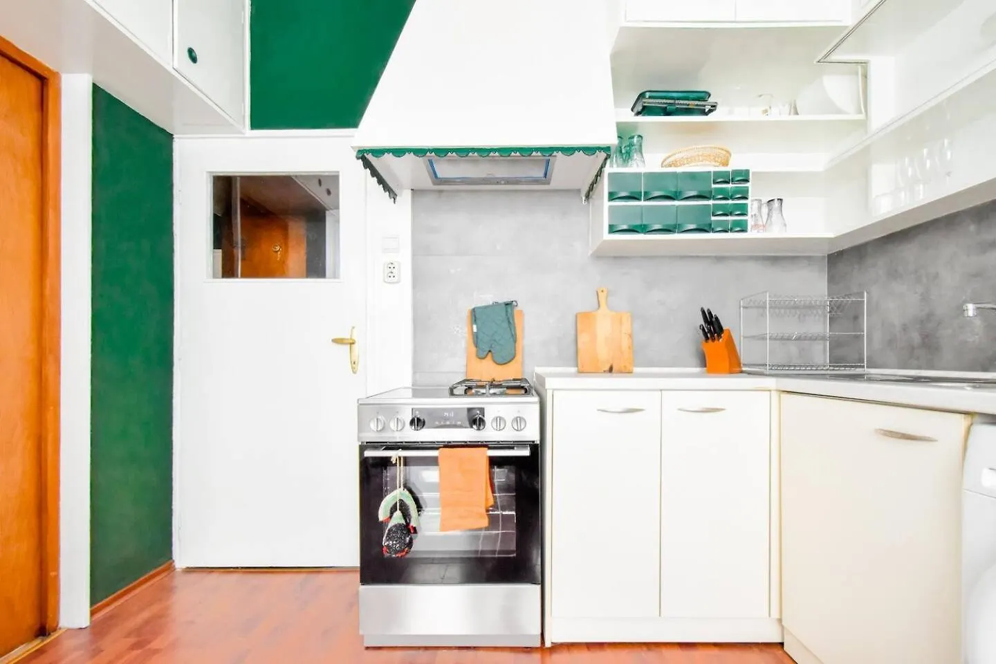Creative 70S-Inspired Stay Center Parking ソフィア
